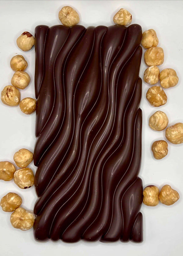 Tablette chocolat noir avec noisettes entières