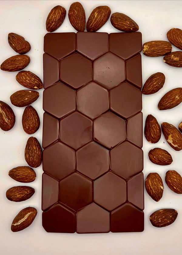 Tablette chocolat au lait avec des amandes entières