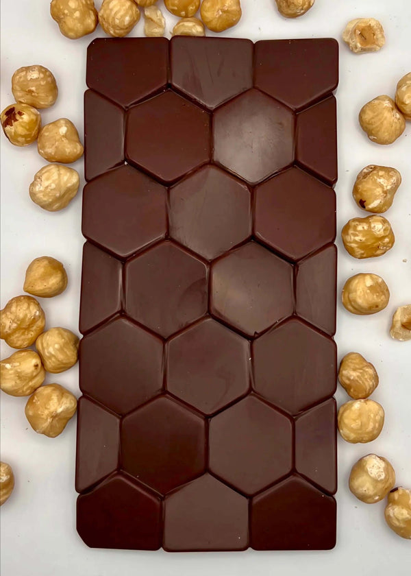 Tablette chocolat au lait avec des noisettes entières