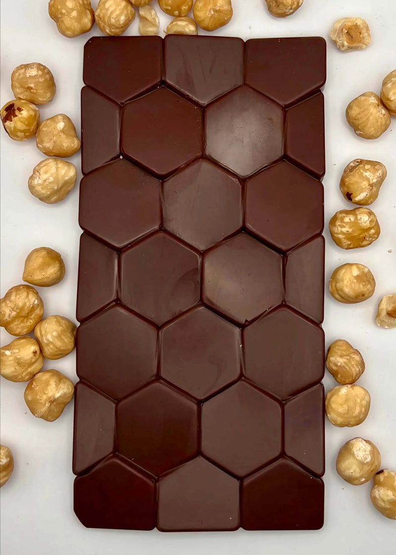 Tablette chocolat au lait avec des noisettes entières
