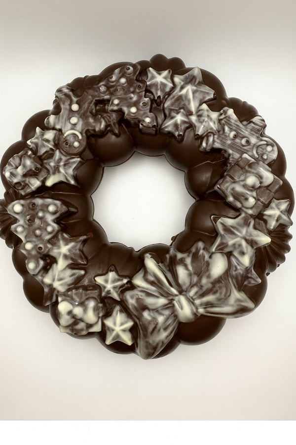 Couronne de Noël en chocolat noir artisanal décorée d'étoiles et houx chocolat blanc - Les Douceurs Nacrées