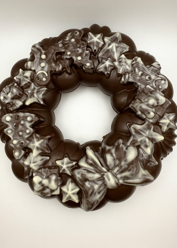 Couronne de Noël en chocolat noir artisanal décorée d'étoiles et houx chocolat blanc - Les Douceurs Nacrées