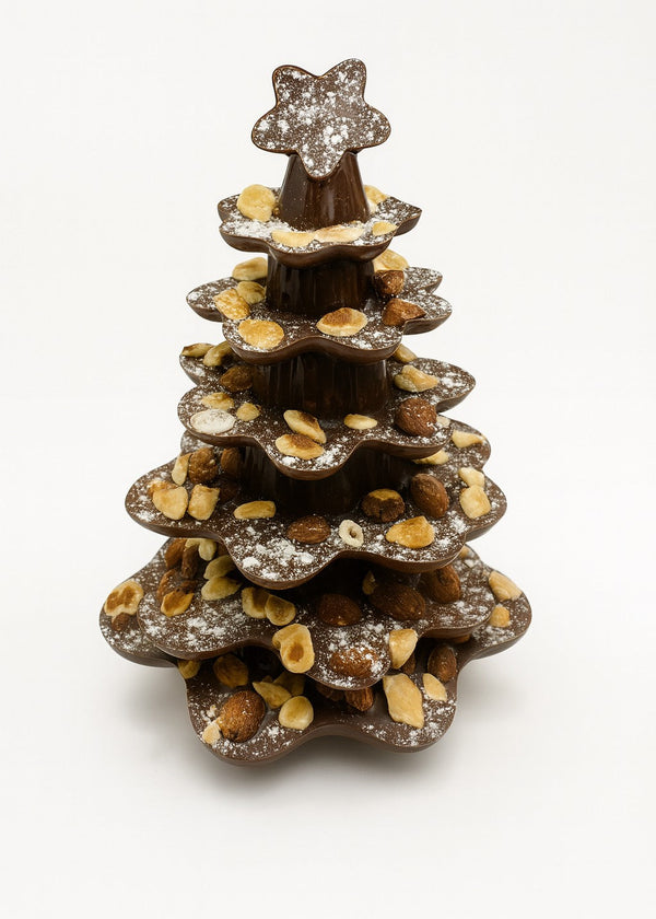Sapin de Noël en chocolat à 6 étages garni d'amandes et noisettes saupoudré sucre glace - Les Douceurs Nacrées