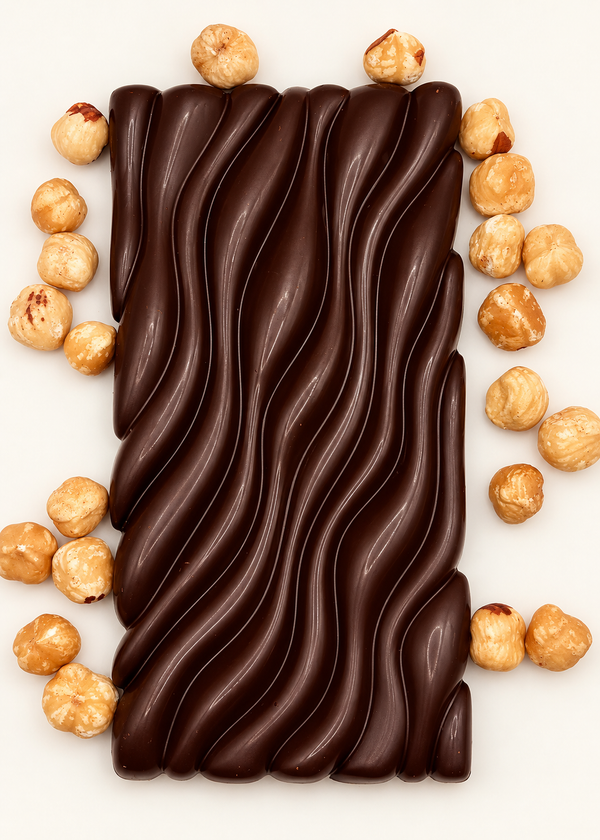 Image tablette chocolat noir avec noisettes