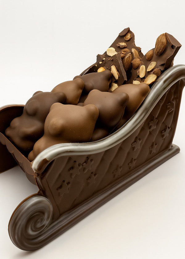 Traîneau du Père Noël en chocolat au lait artisanal garni de rochers aux amandes - Les Douceurs Nacrées